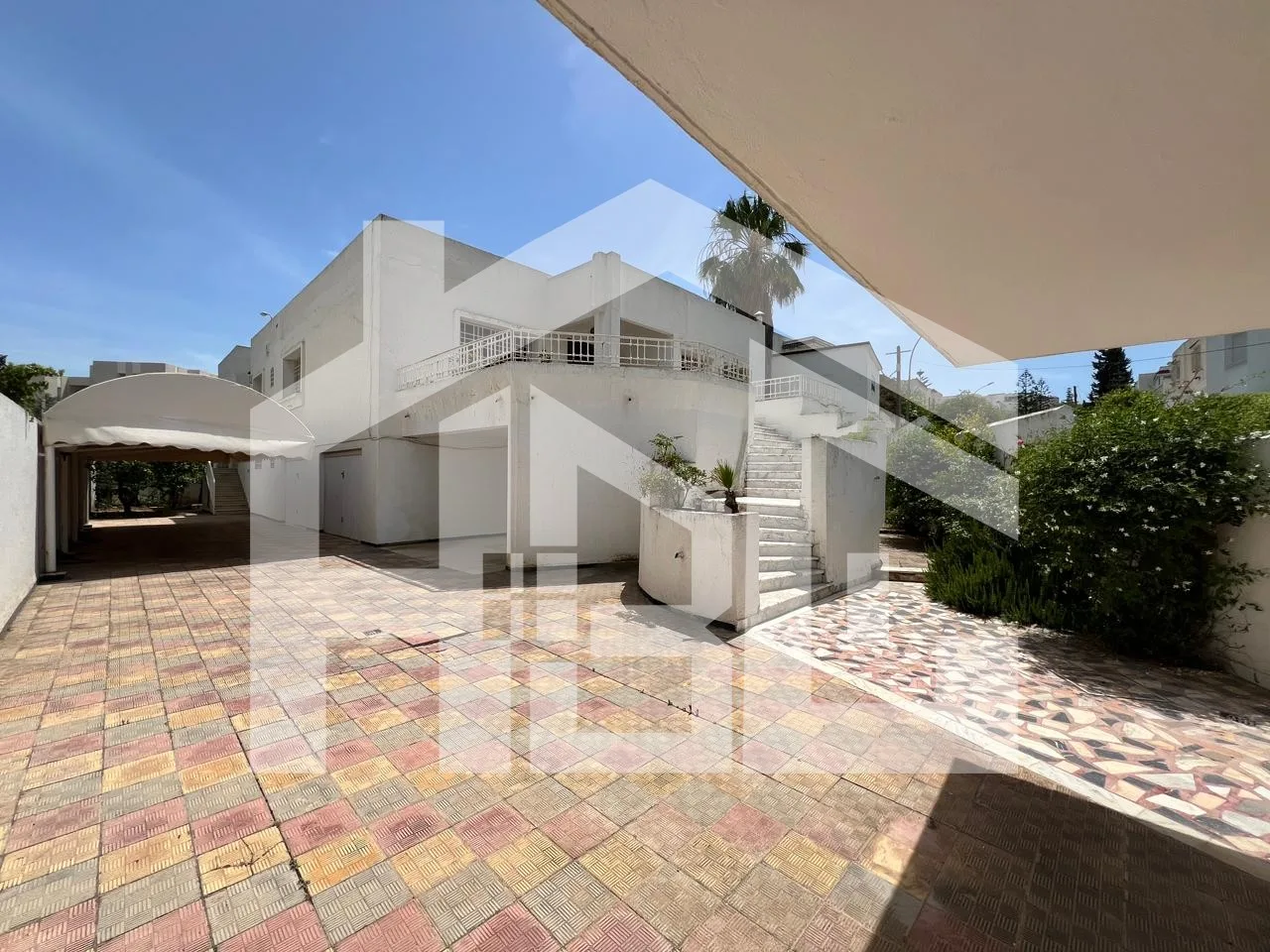 Villa de 500 m² sur un terrain de 750 m² à Ennasr 2
