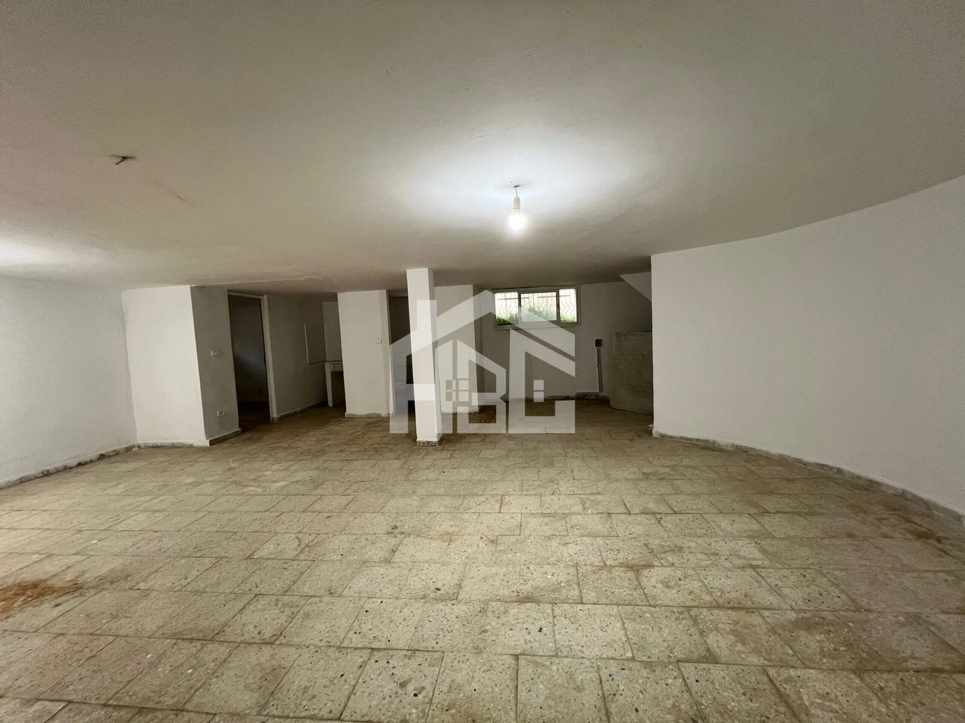 Dépôt de 100 m²