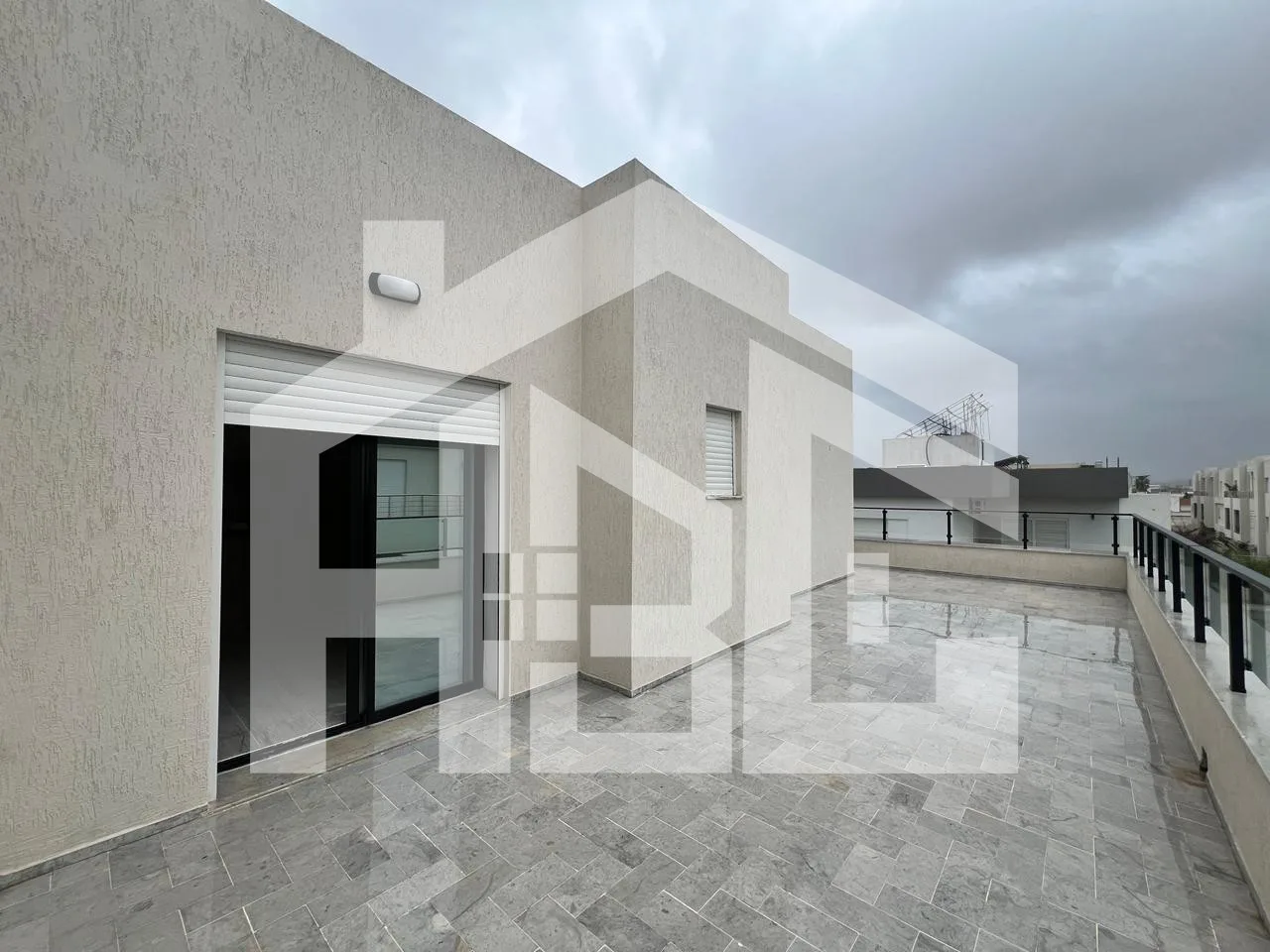 S+2 de 80 m² avec terrasse de 100 m² à Chotrana 1